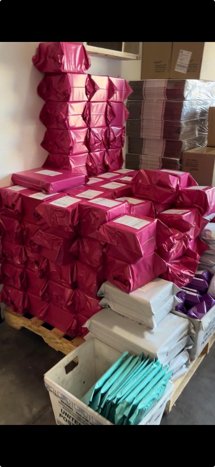 Pacotes organizados para envio em uma operação real